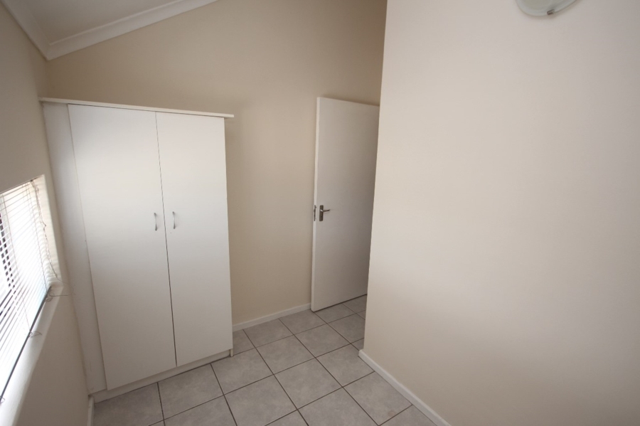 To Let 2 Bedroom Property for Rent in Uitzicht Western Cape